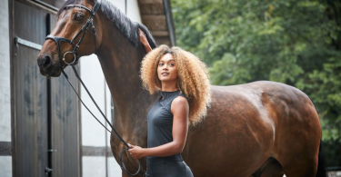 Caballo negro con una chica con ropa de equitación de House of montar