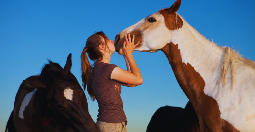 Amazona besando a su caballo pio
